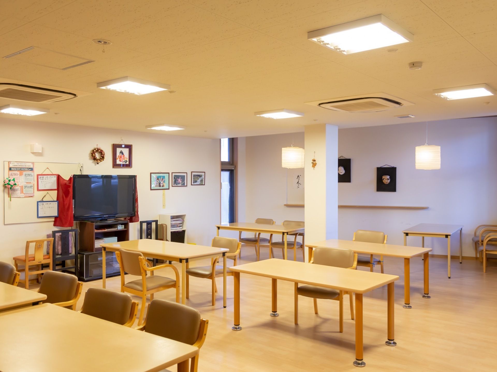 たくさんの机、椅子のほか、大きなテレビがある。照明にも工夫がみられ、とても明るい雰囲気になっている。