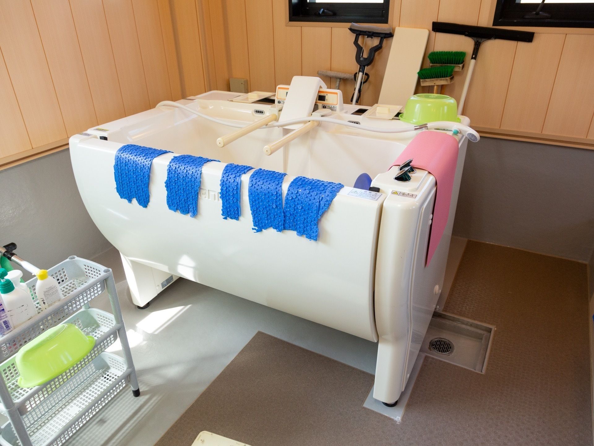 入浴用のリフトが設置されている、掃除をしたあとの浴室