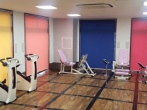 エアロバイクをはじめ、大腿筋用筋トレマシーンなどが５つ並んでいる。木目の床の壁際に、それぞれ間を空けて置いてある。