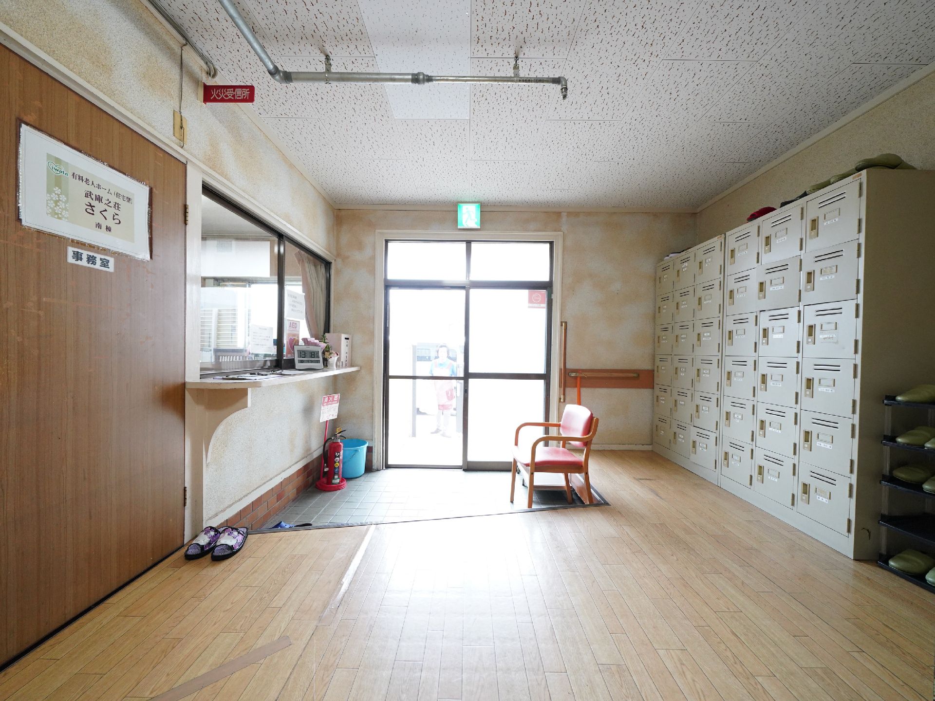 左側に受付窓口、右側にロッカーが設置されているエントランス