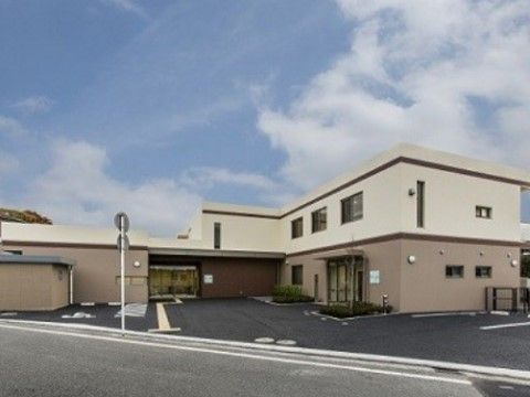 駐車場が完備の、エントランス付近に緑やシンボルツリーが植えてある建物