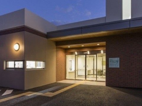 安心感のある明るく段差のないバリアフリーの玄関にはスタッフが常駐する受付がある。来訪者様もご不便なくご入館いただける。