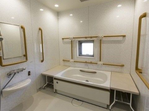 入浴にご不安がないよう、当施設では広めの個室浴室をご用意し、転倒防止のための手すりを随所に配置している。