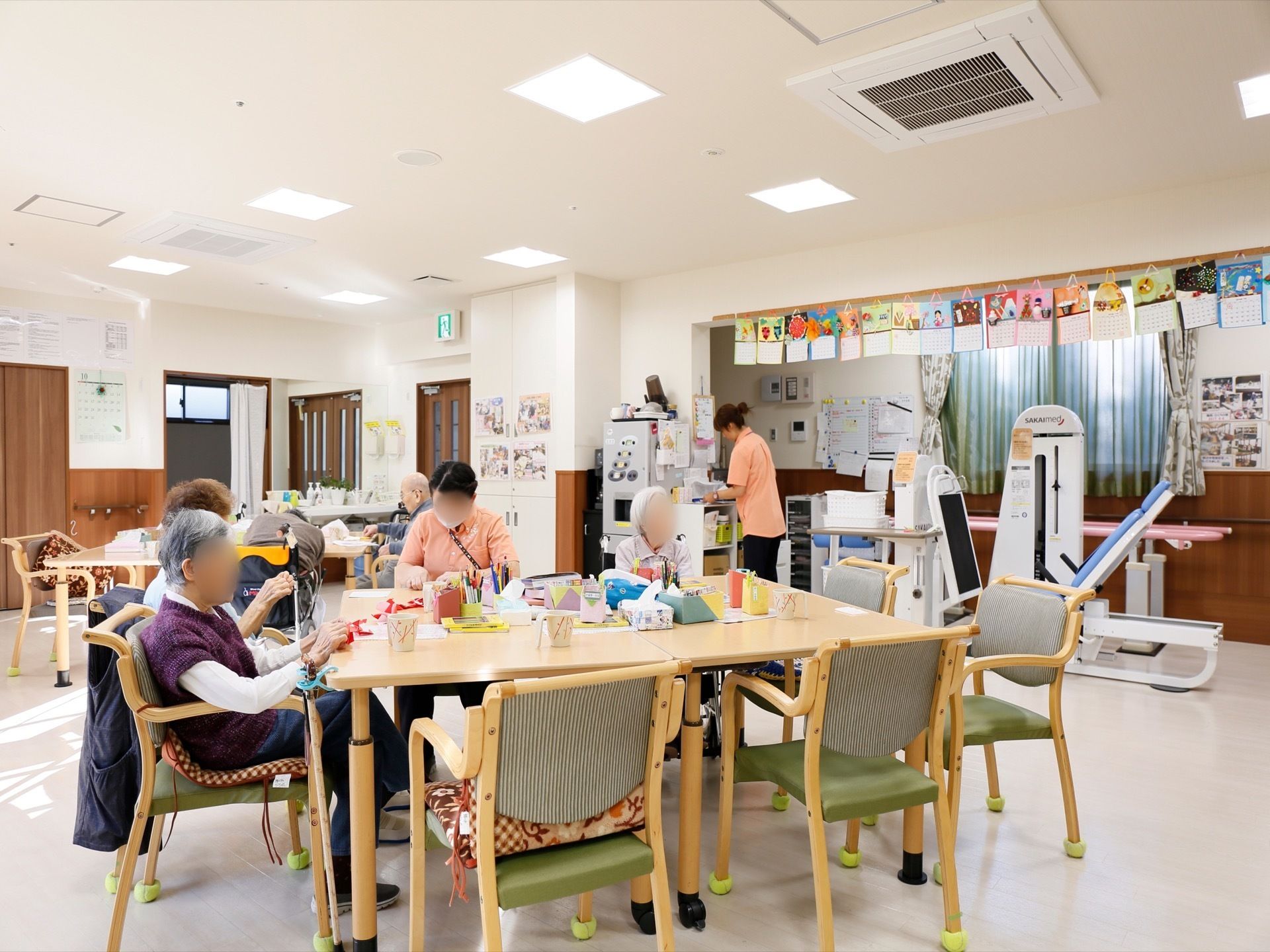 広さのあるデイサービスエリアには、大きな机や椅子があり、たくさんの人数で活動ができるようになっている。