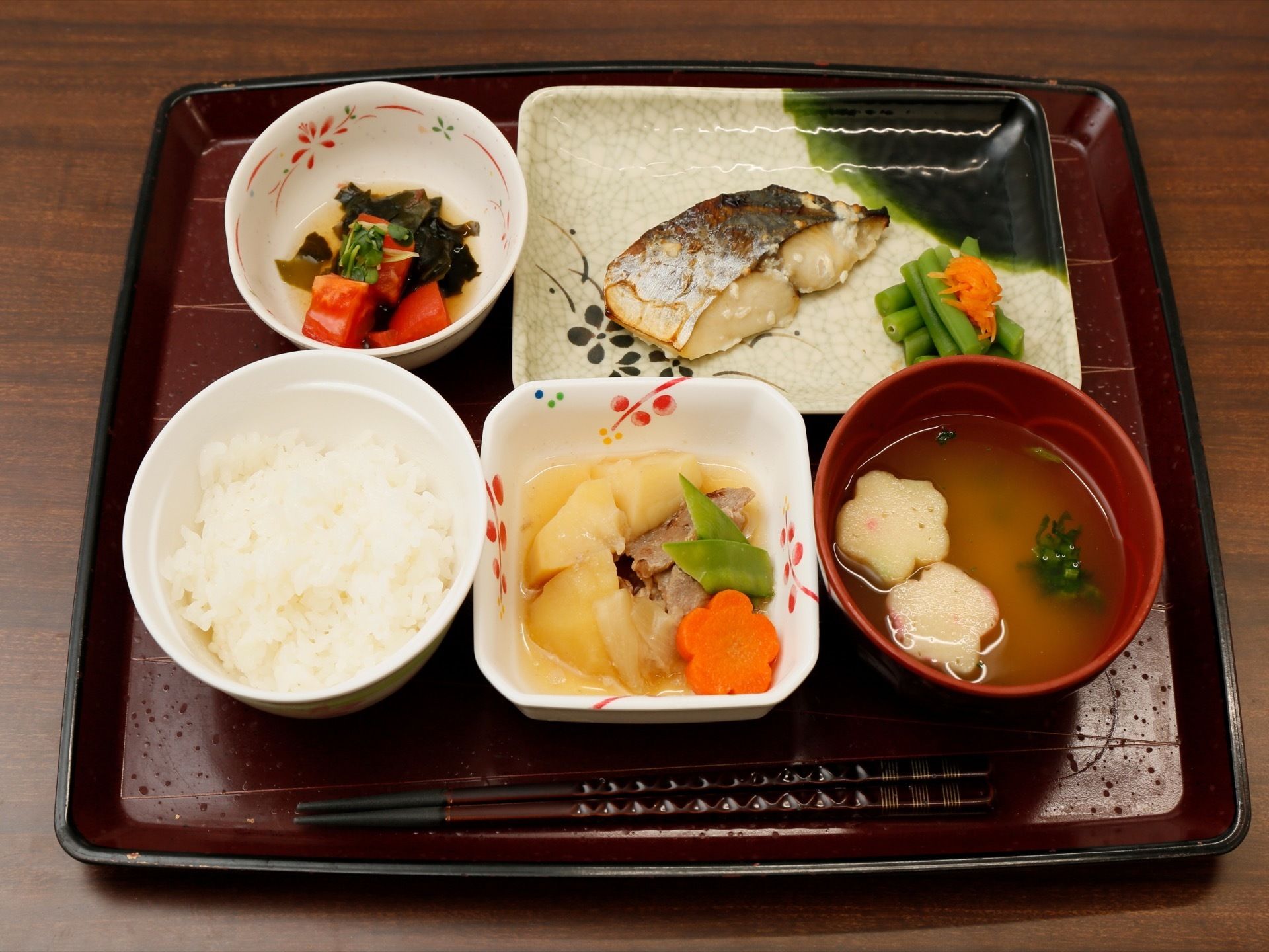 トレーに食事が載っている。品数が多く、全体のバランンスにも考慮された、彩りも鮮やかなメニューである。