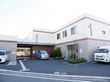二階建ての建物で、入り口が二ヶ所付いている。周りは駐車スペースとなっており、黄色の点字ブロックがある。