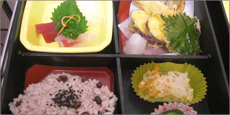 赤飯と刺身と天ぷらの和食セット
