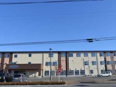 「介護付有料老人ホーム しあわせ小山館」外観。新しくご入居される皆様を心よりお待ちしています。