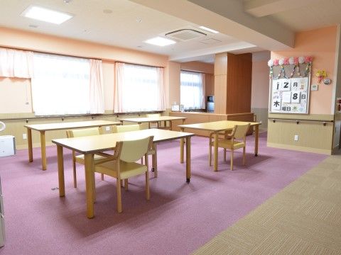 「介護付有料老人ホーム しあわせ小山館」食堂。活気に満ちた空間となっていますので、どうぞご安心ください。