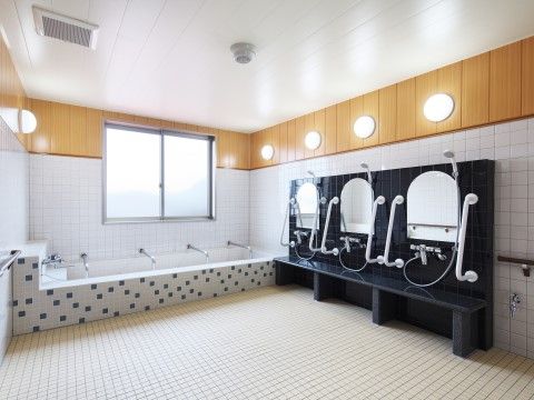 「介護付有料老人ホーム しあわせ小山館」一般浴室。大浴場も完備していますので、お好きな方をお選びください。