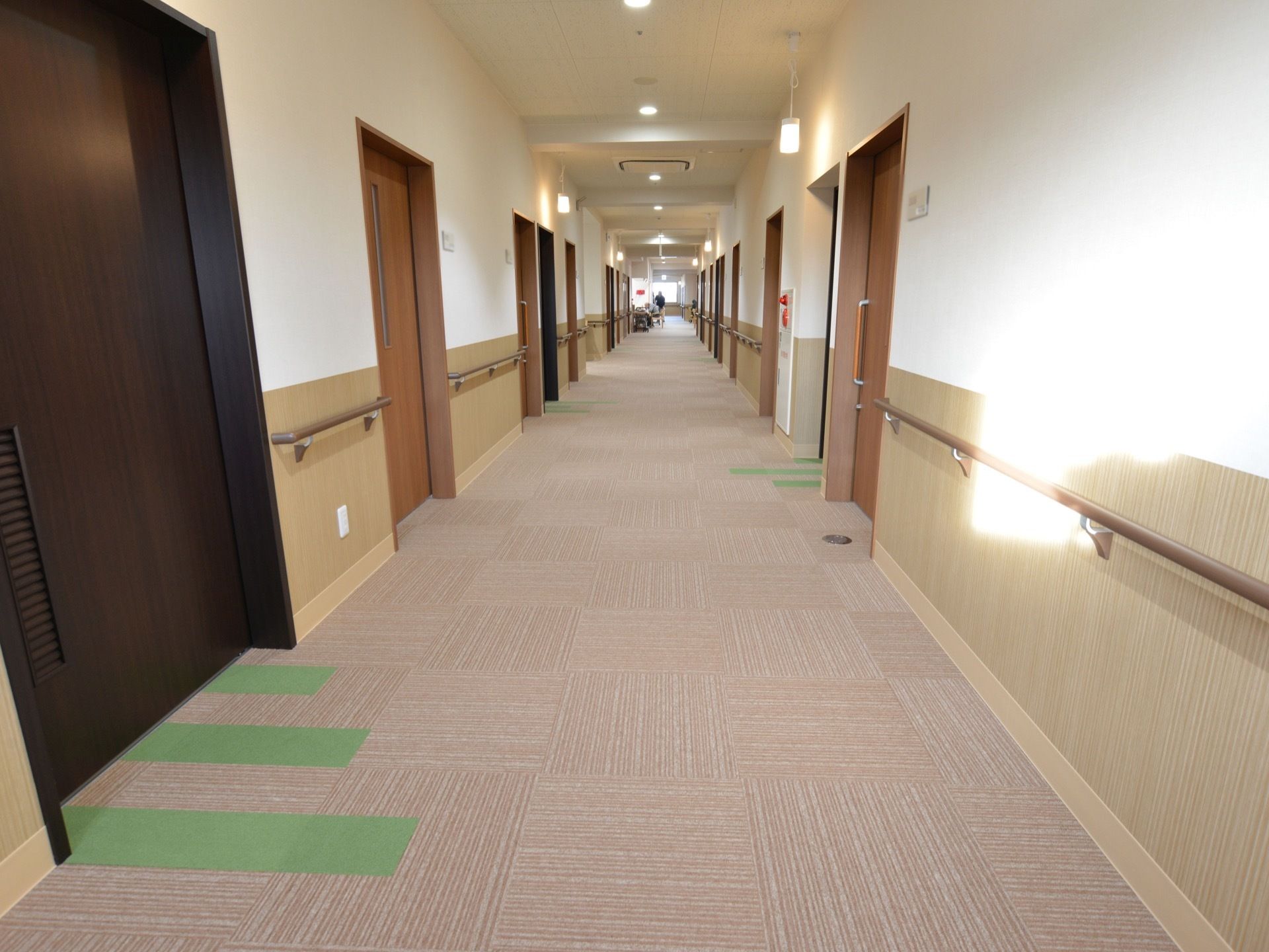 長い通路の両側に大きな扉の居室が並んでいる。床には絨毯が敷かれていて、万が一転倒しても衝撃を軽減させる。