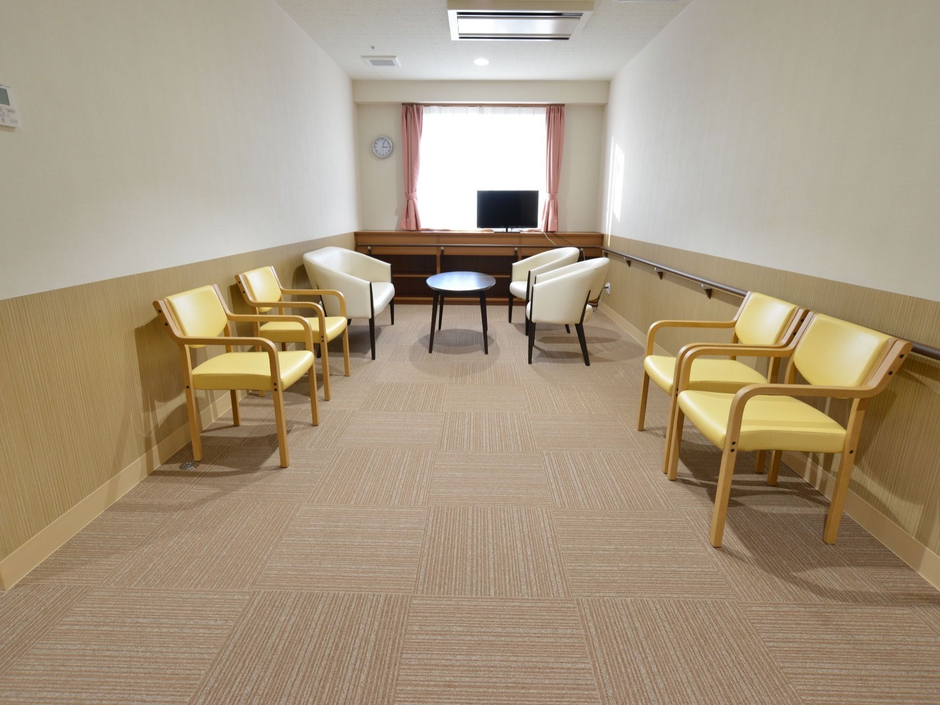 「介護付有料老人ホーム しあわせ小山館」入居者様と看護士スタッフ。皆様の安心な生活は、私たちにお任せください。