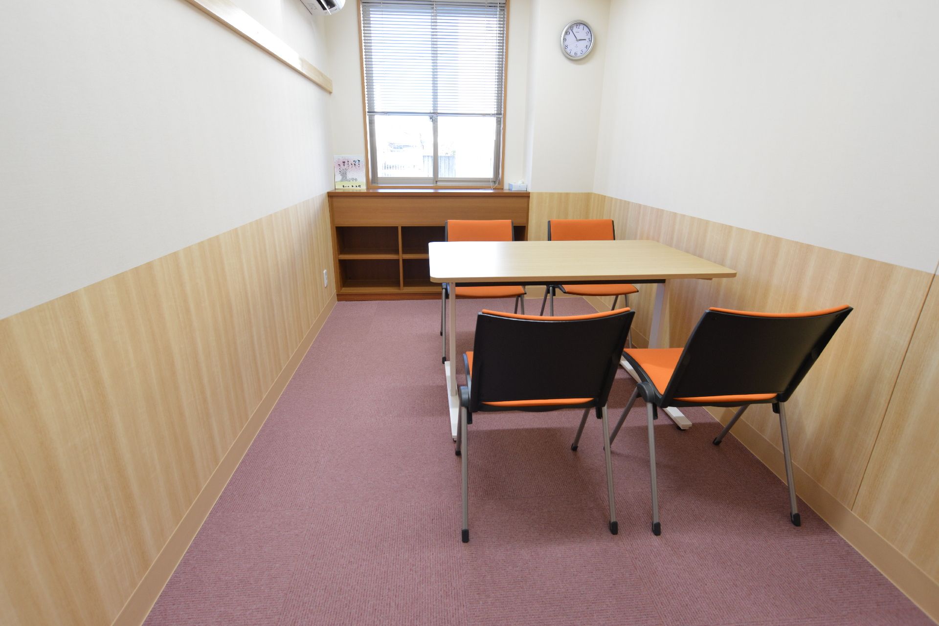 「介護付有料老人ホーム しあわせ小山館」相談室。何かあれば、いつでもご相談に乗らせていただきますので、まずはお声がけください。