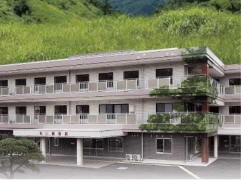 周りが自然に囲まれていた場所に立地している、車寄せのある建物