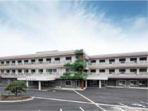 淡いピンク色と白色の外観で明るい雰囲気の建物である。各居室には掃出し窓が設けられており採光も確保されている。
