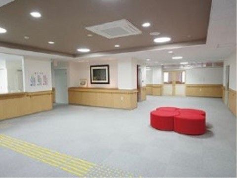 ホールの左側の壁には色付けされた施設案内図が設置されており、各階の施設や避難経路を確認することが可能である。