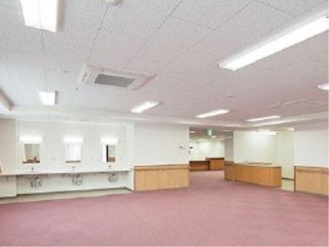 食堂の左側には洗面台があり、幅も広く確保されているため、混み合うこともなくゆったりと使用することができる。