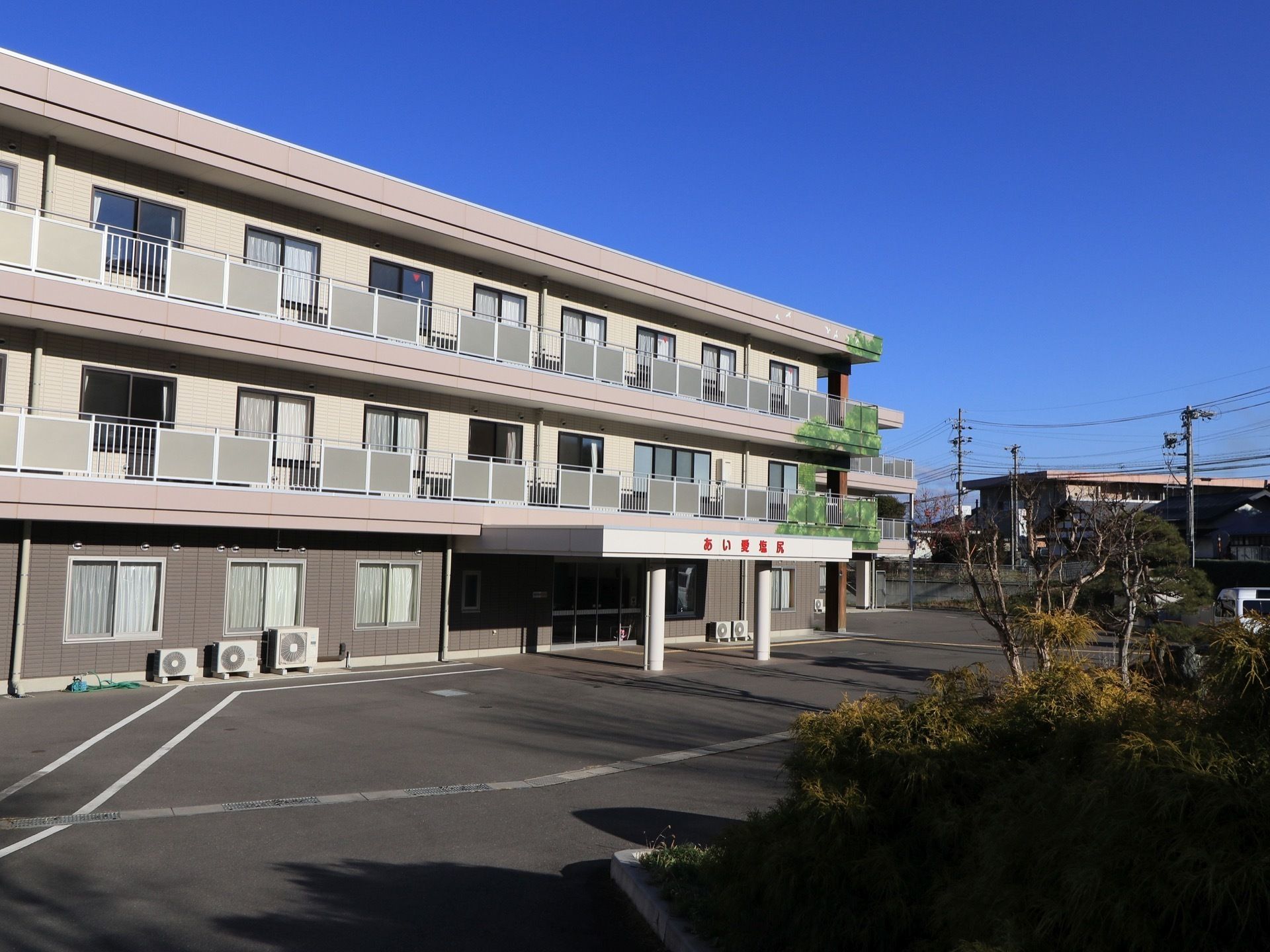 施設は３階建ての建物である。２階と３階には、バルコニーが設置されている。エントランスには、車寄せが設けられている。
