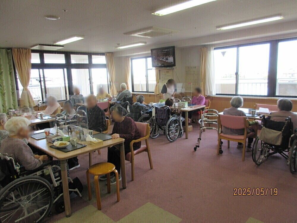 食堂には、カウンター付きのオープンキチンが設置されている。ダイニングテーブルが２列に並べられている。