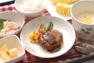 ハンバーグとポテトサラダ、コーンポタージュのセット