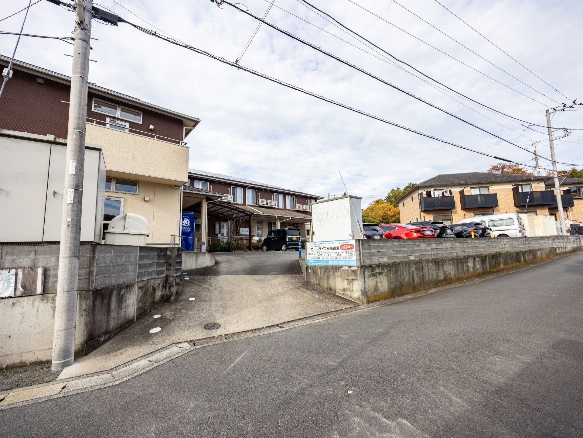 施設の外観と駐車場