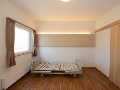 「有料老人ホーム ありがとう末広」看護師のサポートを受けてお食事をとるご入居者様