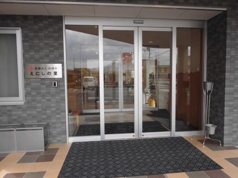 入り口は出入りの楽な自動ドアになっている。ドアの前には黒いエントランスマットが敷かれ、壁には銀色の表札が取り付けられている。
