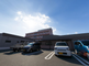 施設の外観と駐車場の様子