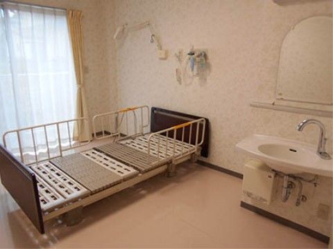 各居室には電動ベッドやナースコールの他に、車椅子をご利用の方でも使いやすい洗面化粧台やトイレが設置されている。