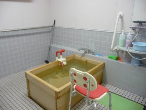 お一人でゆっくりと入っていただける浴室内には、滑りにくく安心してお座りいただけるシャワーチェアや、手すりが設置されている。
