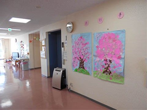 エレベーターを出た先にある廊下には、職員手作りの季節の飾り付けなどがあり、入居者様同士の憩いの場になっている。
