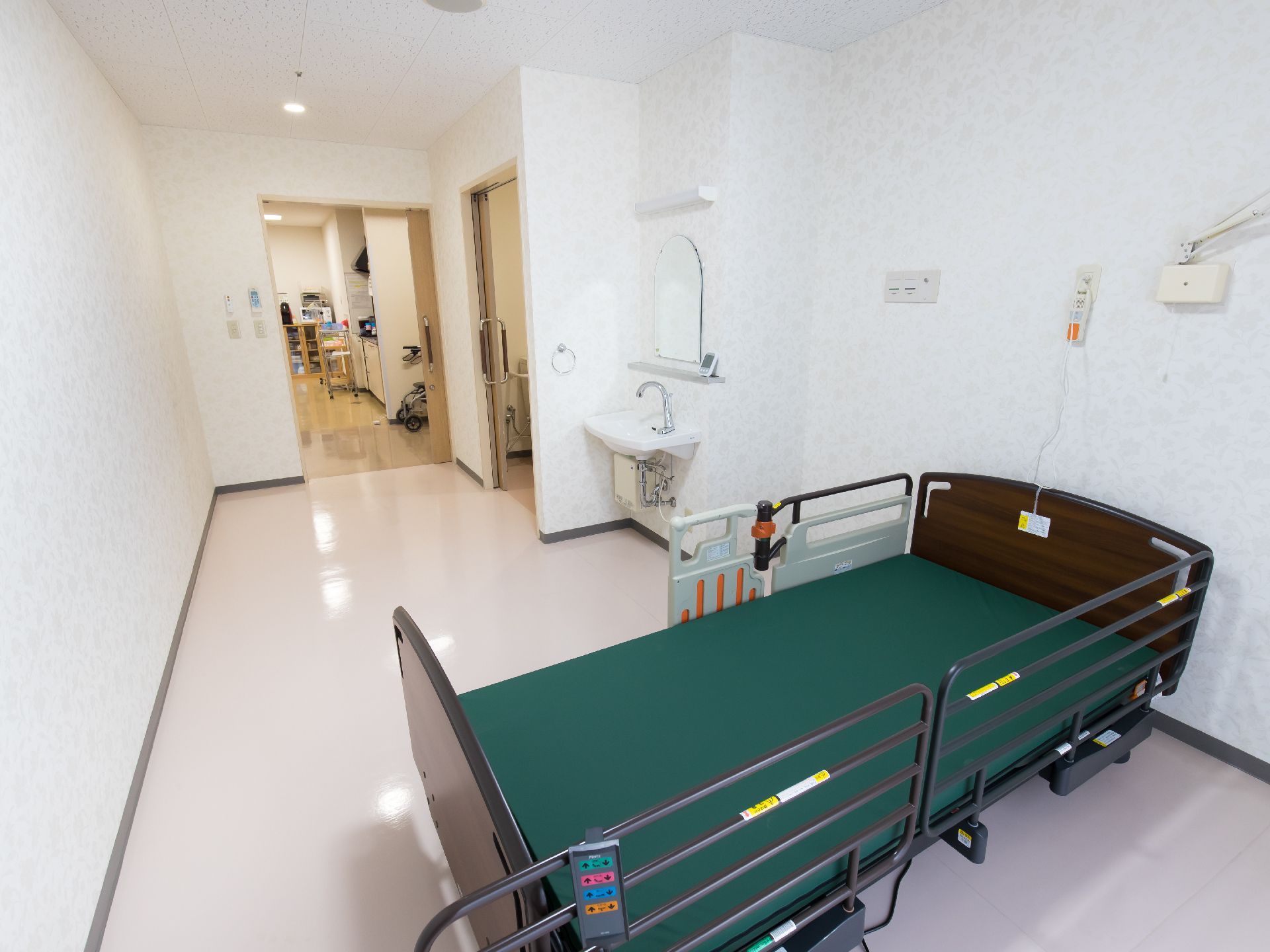 居室はプライバシーを保つことのできる完全個室である。ベッドのほかに、洗面台やトイレも完備しており、快適なプライベートタイムが過ごせる。