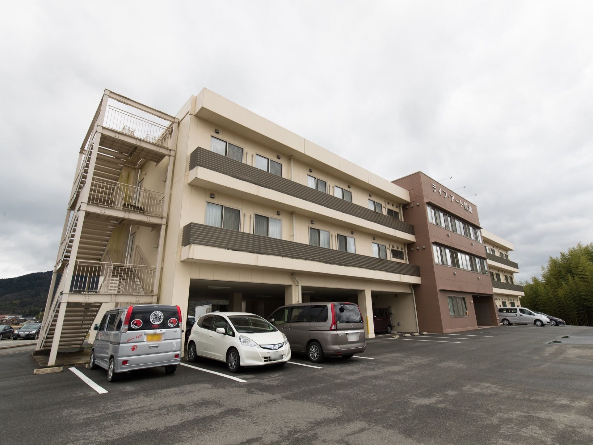 ３階建ての施設の１階の部分に駐車場がある。外にも車が停められるので、ご家族様も面会の際に車で来訪することができる。
