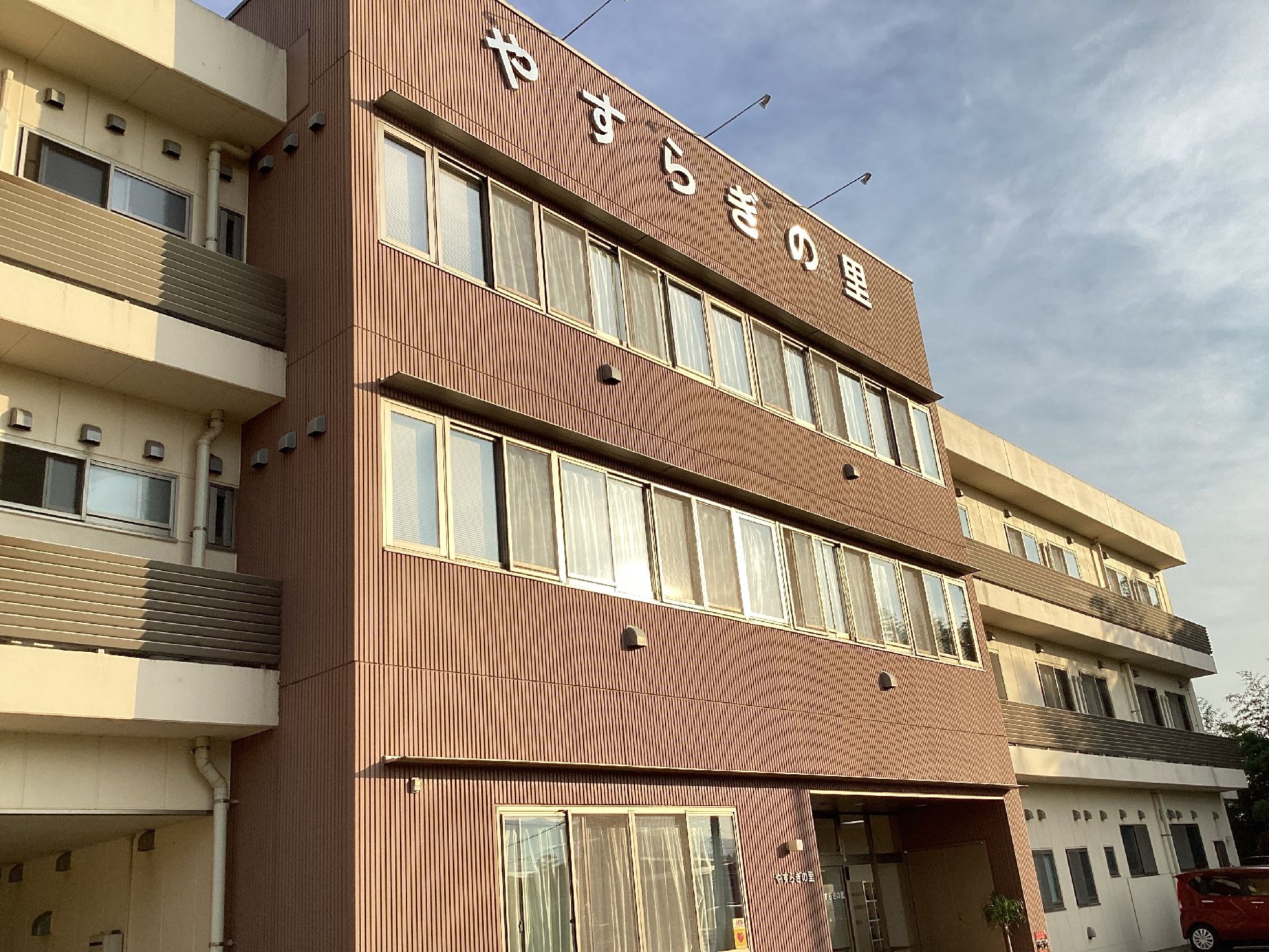 心地よい四階建ての外観