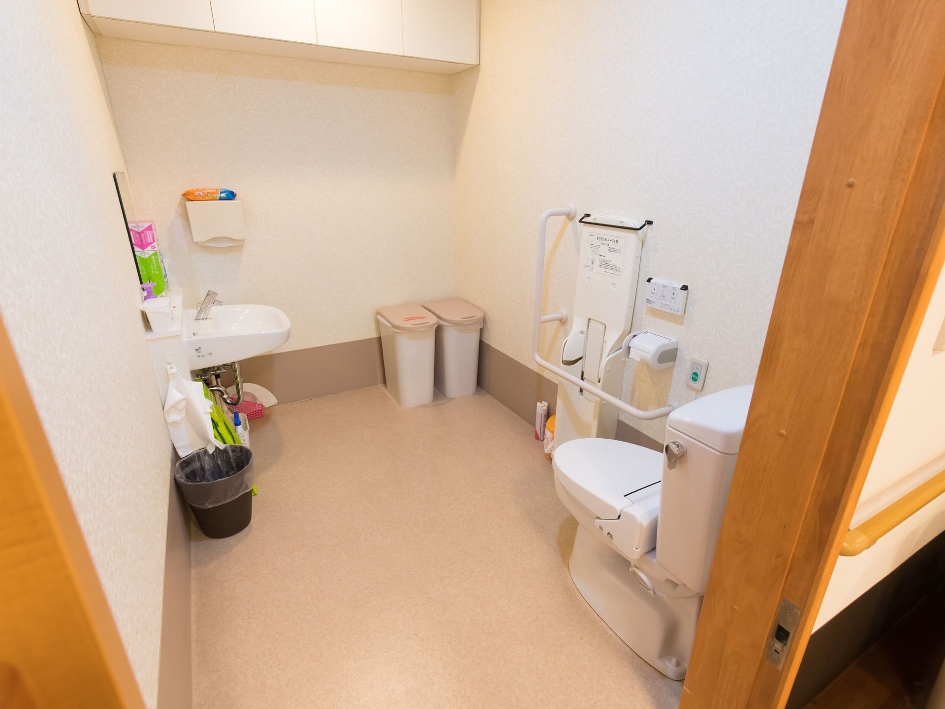 車椅子に乗ったまま入ることができる、スペースの広いトイレである。洗面台やナースコールも備わっている。