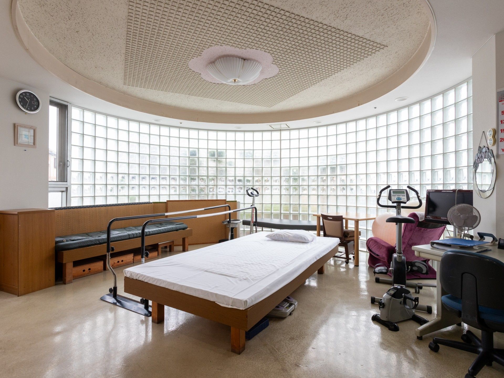 広い窓のある部屋