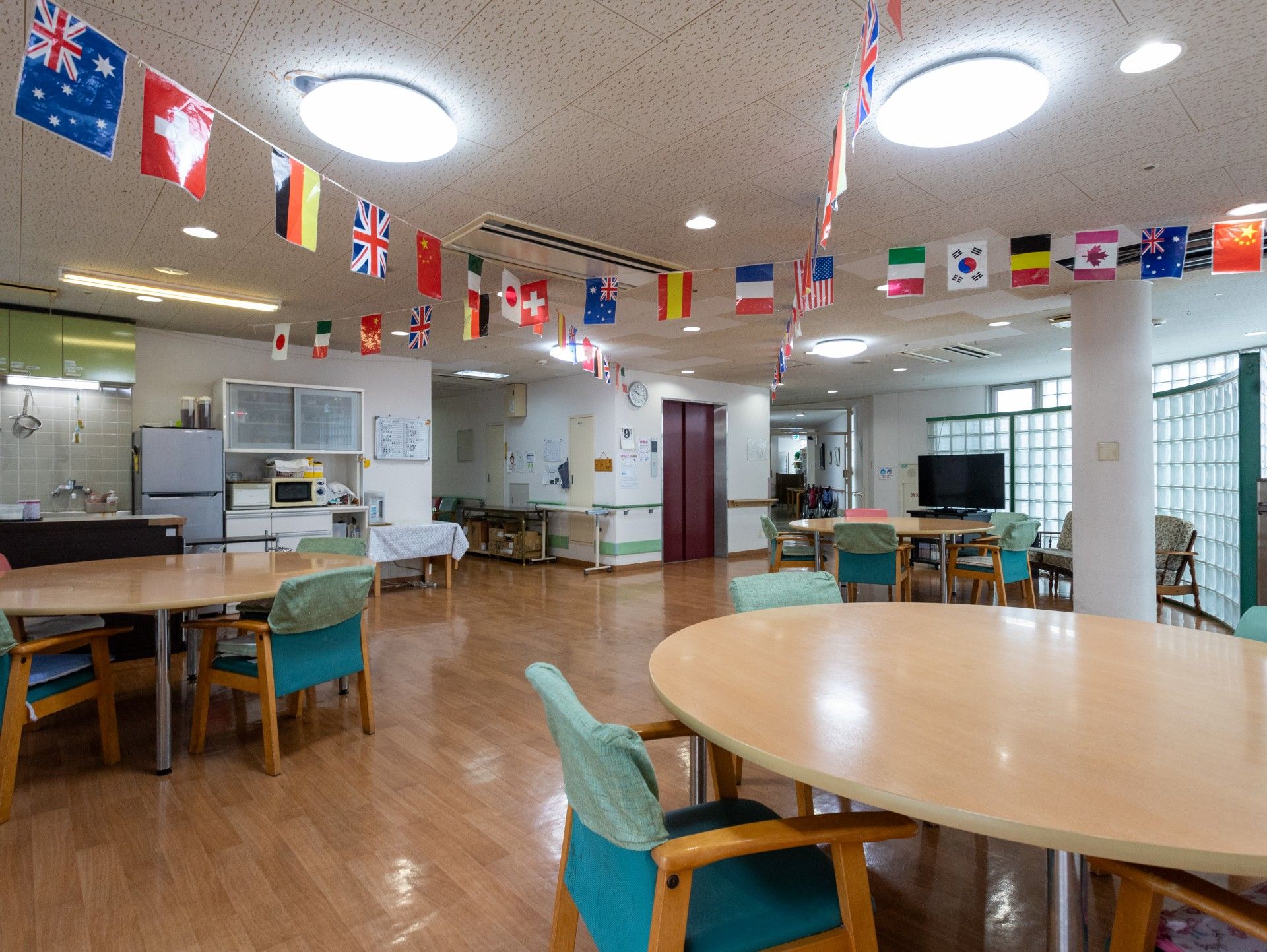 国旗が飾られた広間