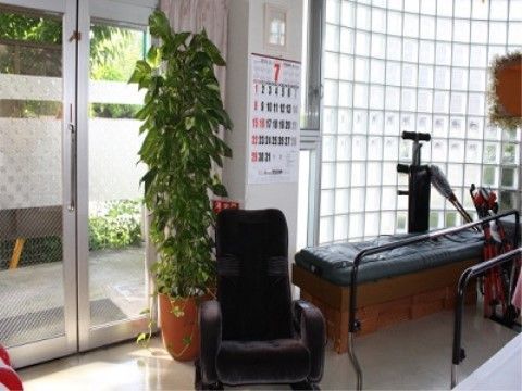 「敬老園ロイヤルヴィラ・ナーシングヴィラ八千代台」の内観。リハビリ機器。
