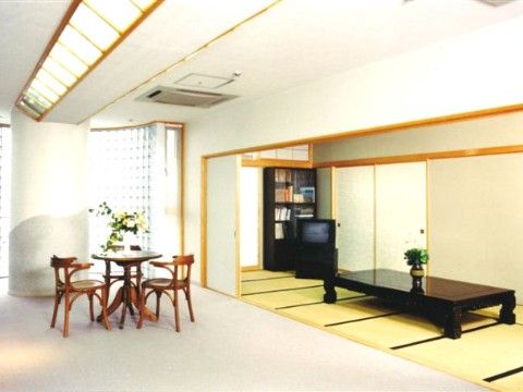 「敬老園ロイヤルヴィラ・ナーシングヴィラ八千代台」の畳スペース。自宅さながらにくつろげる。