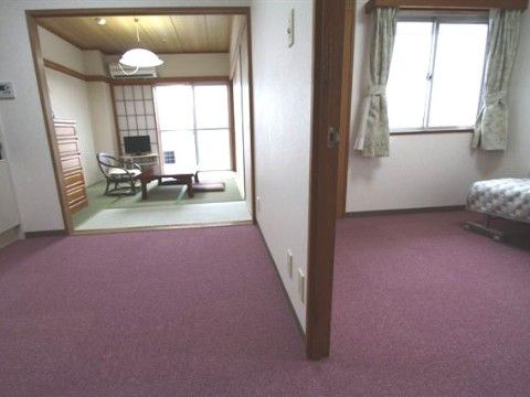 「敬老園ロイヤルヴィラ・ナーシングヴィラ八千代台」の居室。寝室の分かれた広い部屋。