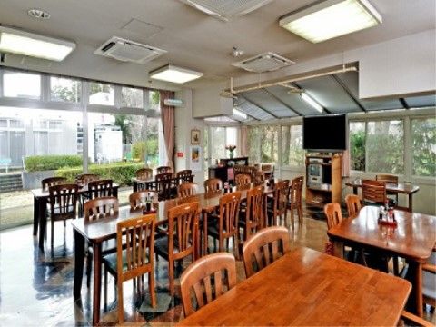 「敬老園ロイヤルヴィラ・ナーシングヴィラ八千代台」のリビング。アンティークな家具が揃う。