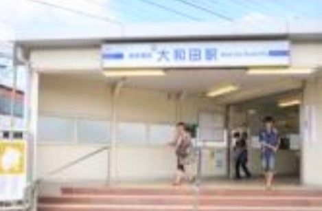 施設は駅から近く、入居者様のご家族などが来訪するのに便利な立地である。駅の階段には手すりが取り付けられている。