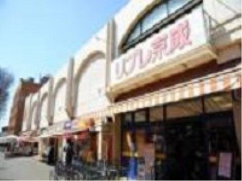 施設近くのスーパーマーケットでは、入居者様は必要な日用品をすぐに安く購入することができる。店先にはカートが置いてある。