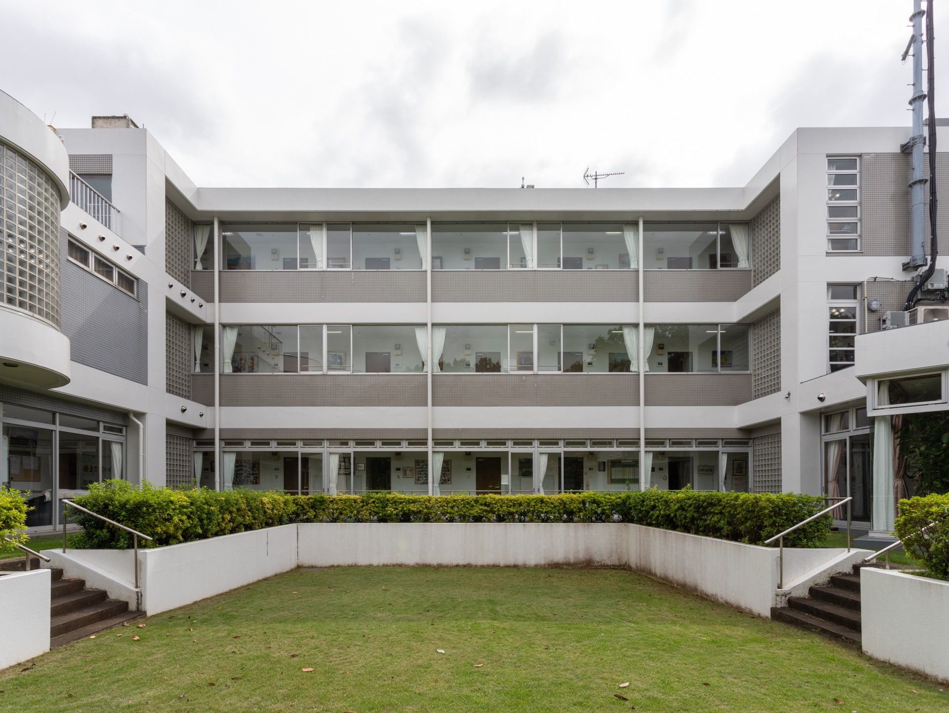 緑に囲まれた建物外観