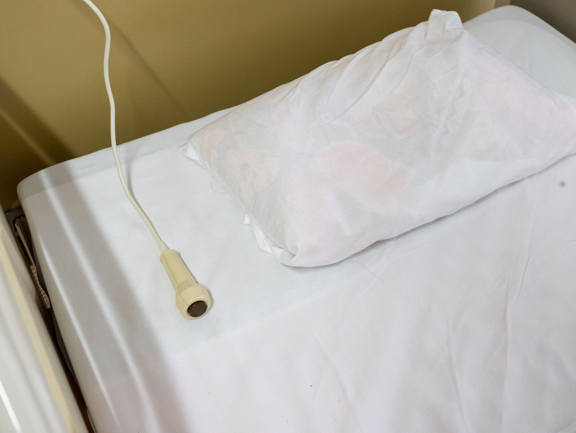 ベッドの枕とナースコール