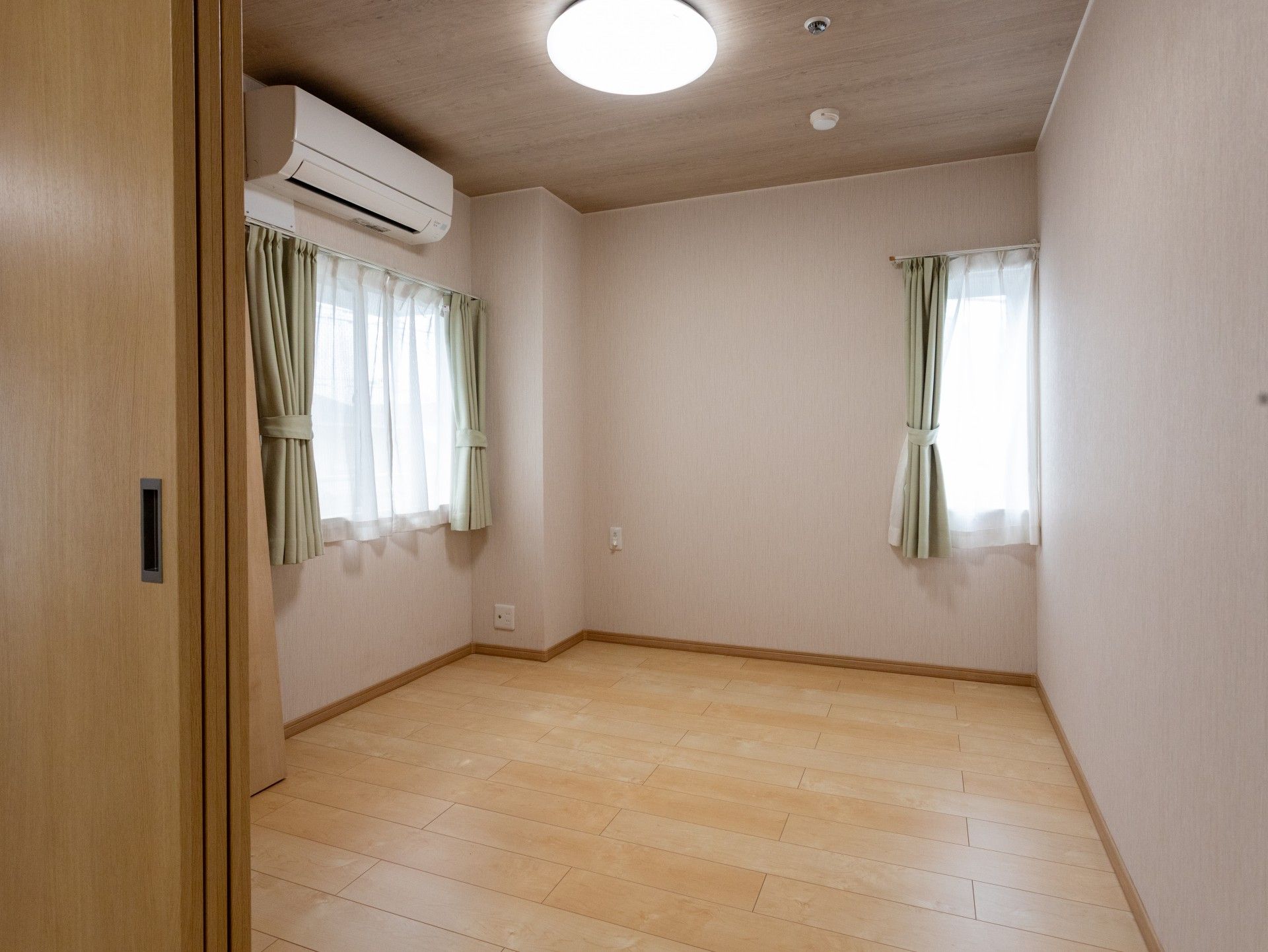 シンプルな個室の空間