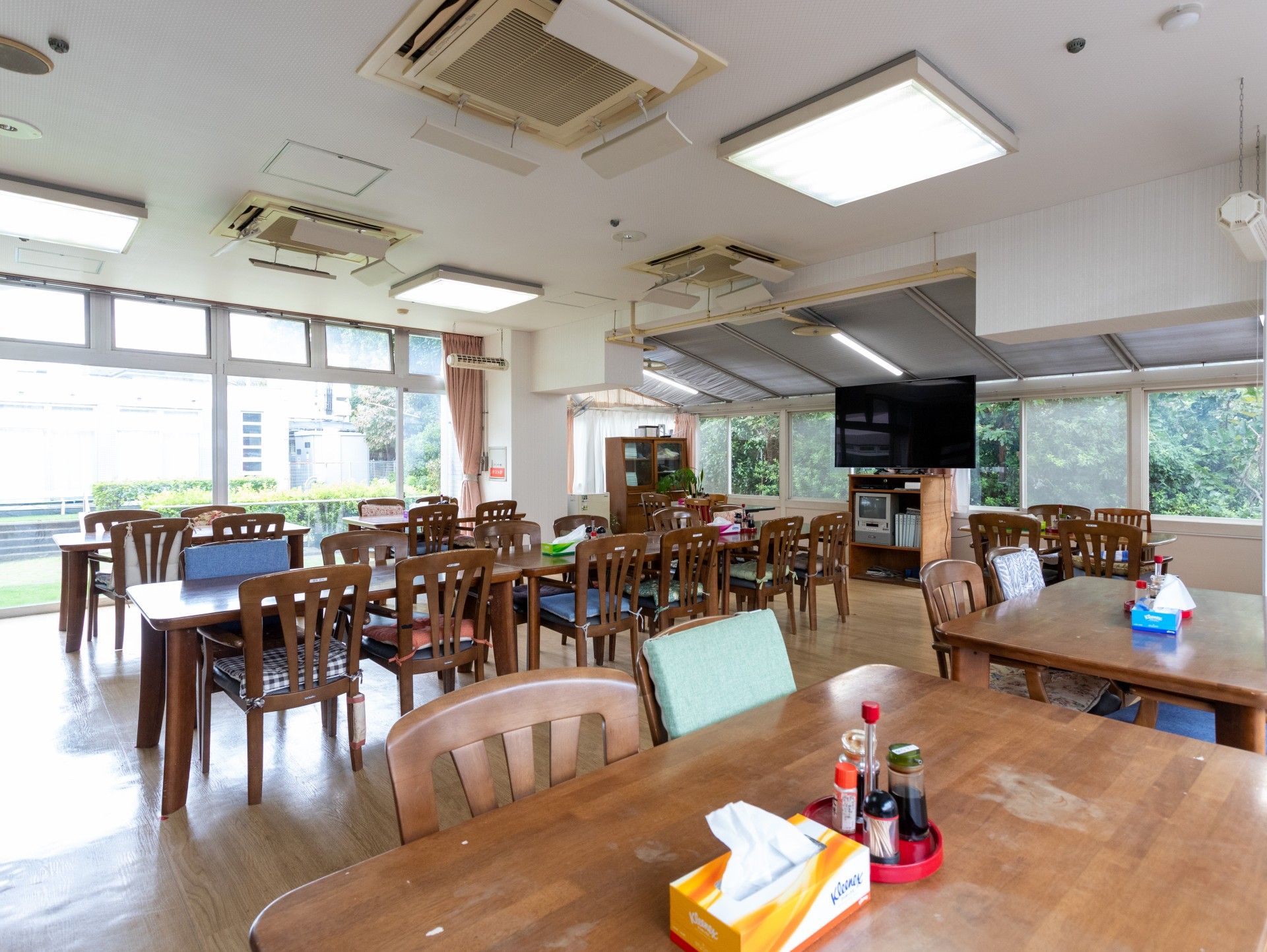 明るい食堂の様子