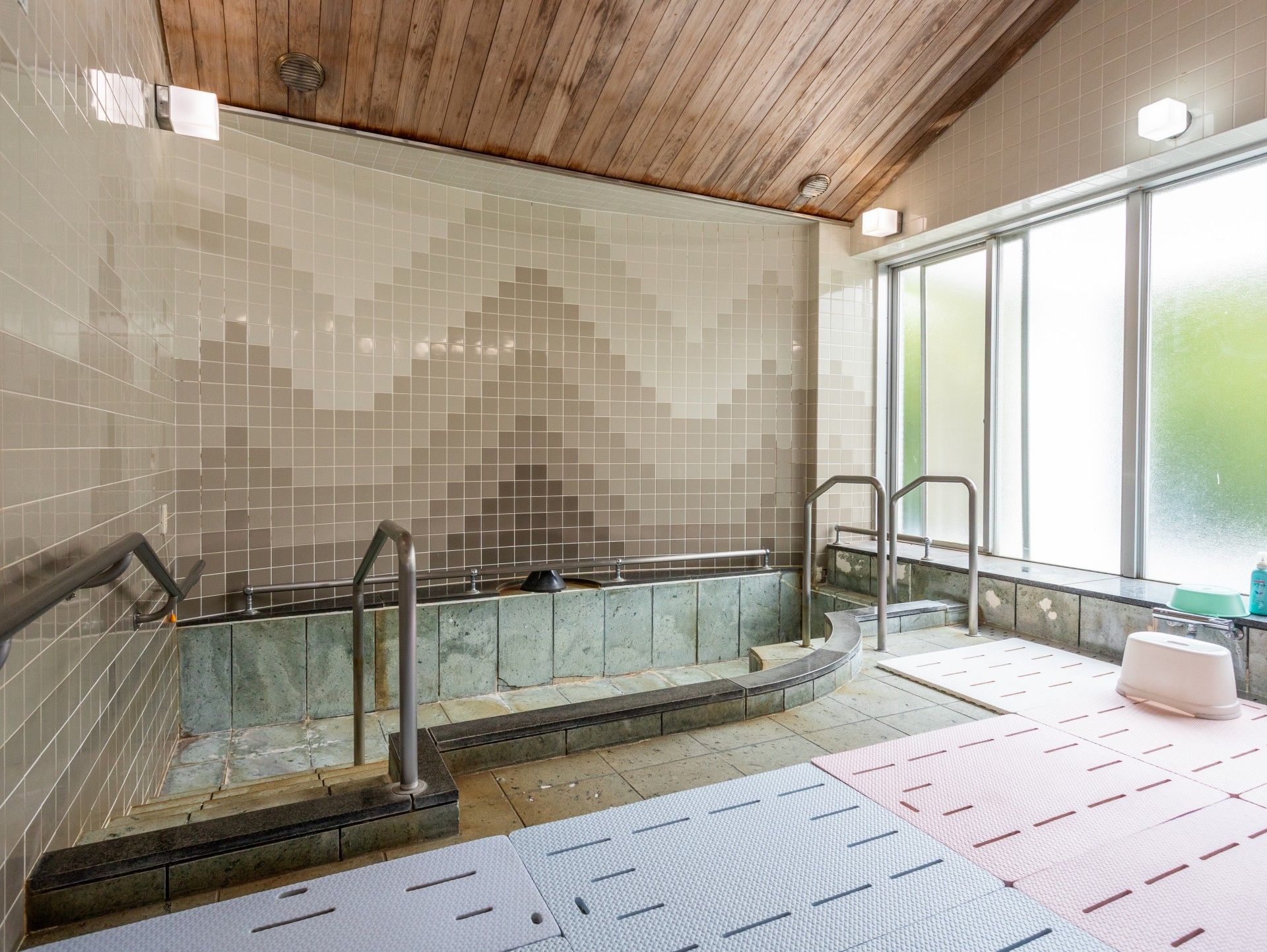 広々とした浴室