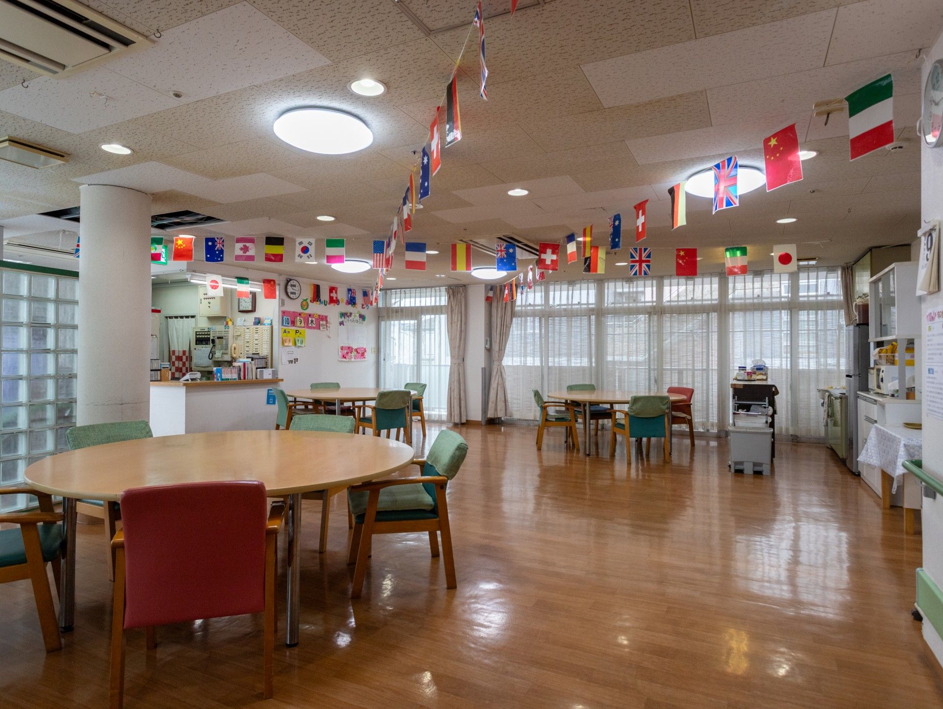 国旗が飾られた広間