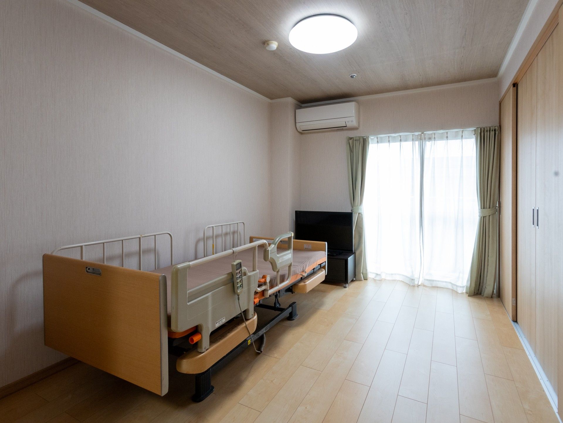 ベッドと窓のある部屋